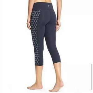 Athleta High Rise Eyelet Chaturanga Capri Pant Sz M Navy & White